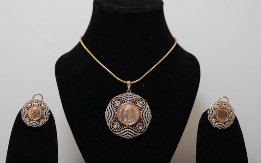 Queen’s Emblem Coin Necklace Set