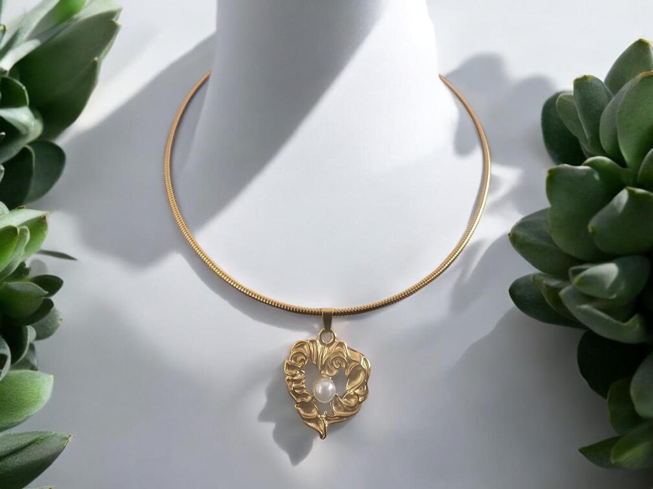 Floral Grace Pearl Hasli Necklace