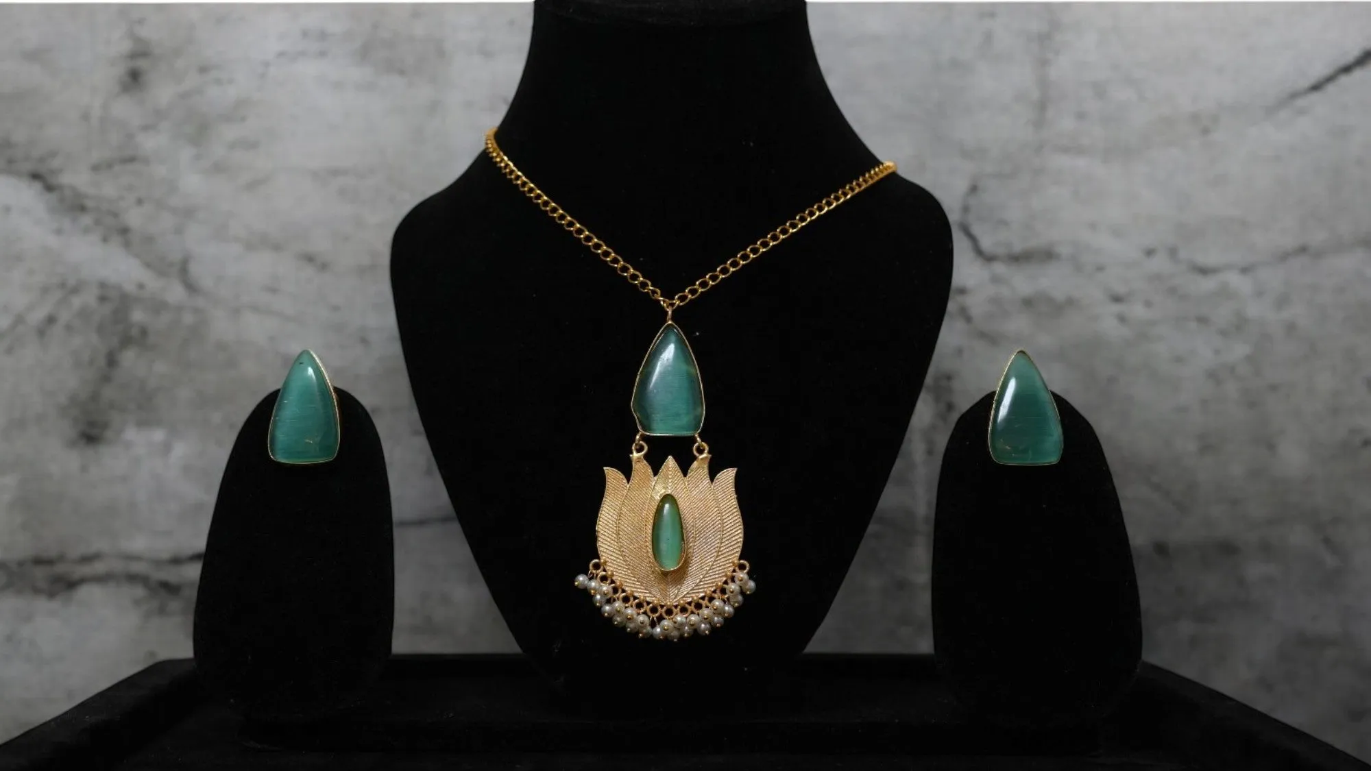 Lotus Charm Uncut Jewellery Set