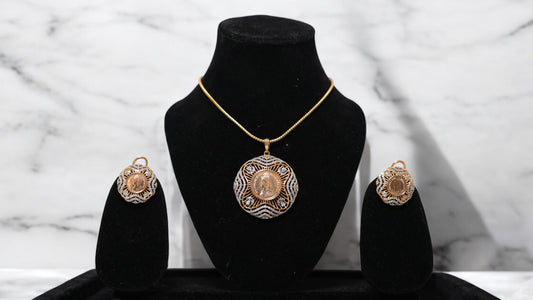 Queen’s Emblem Coin Necklace Set